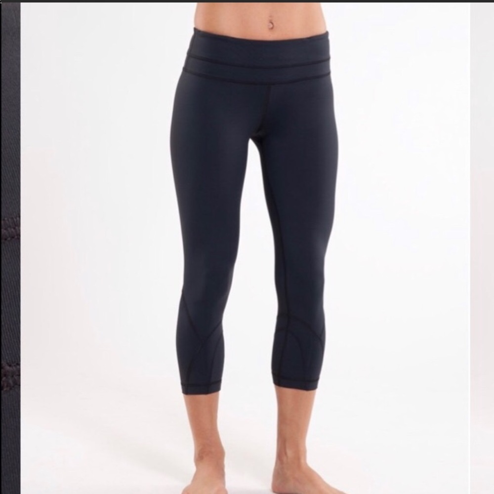 Black Lululemon Run inspire crop—- size 2